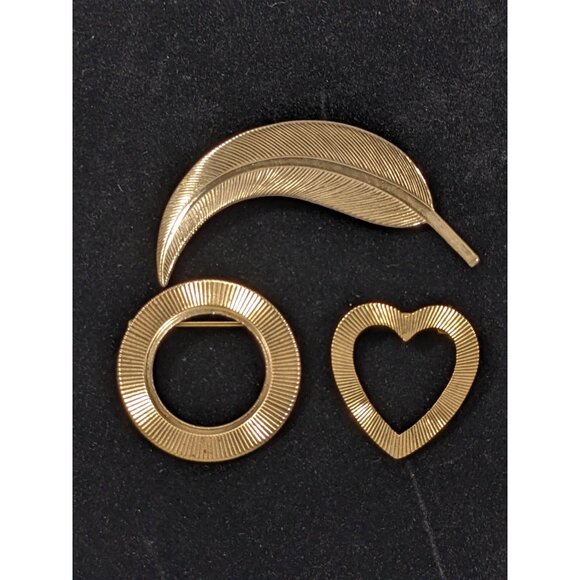 Vintage Set of 3 Gold Tone Ribbed Heart Circle Leaf Pin Brooches - Picture 1 of 11